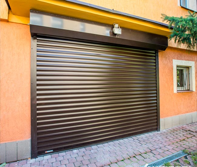 Platzverlust in der Garage vorbeugen mit Rolltoren und elektrischen Garagensystemen für Ihr Gebäude!